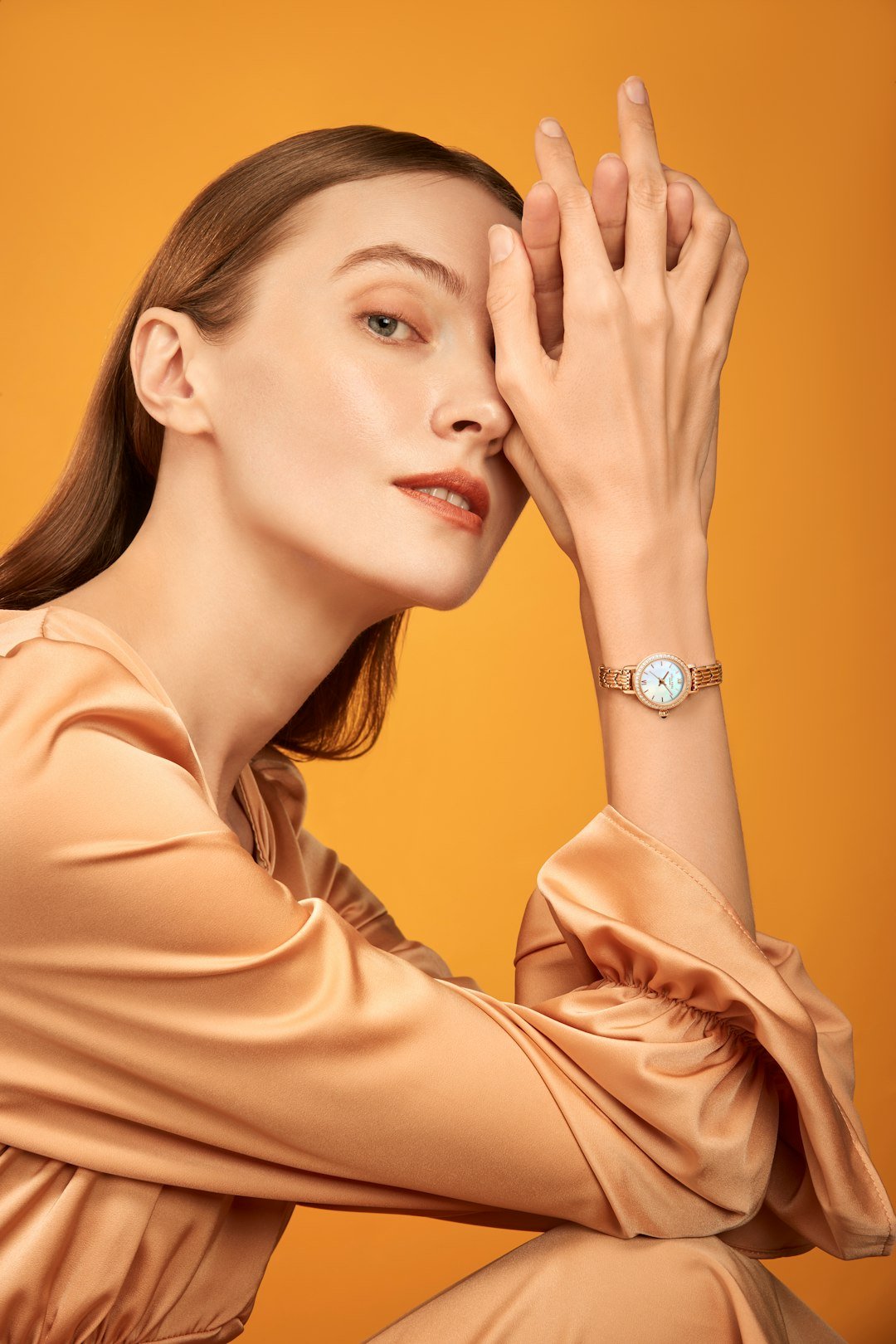 Lola Roses Maia collection are inspired by ocean glaciers. The dials are made of deep-sea mother-of-pearl shells, giving them a soft brilliance. Each section of the exclusively designed chain strap emulates the uniqueness and beauty of a glacier. The bracelet bands overall shape is petite and exquisite and comes with an extension chain that can be disassembled and easily adjusted, marrying both form and function in a retro and sophisticated style.